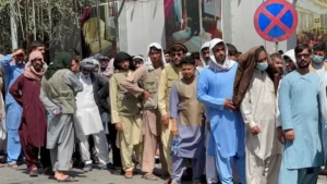 Queue_outside_a_bank_in_Afghanistan_1631674737730_1631674737837 (1)