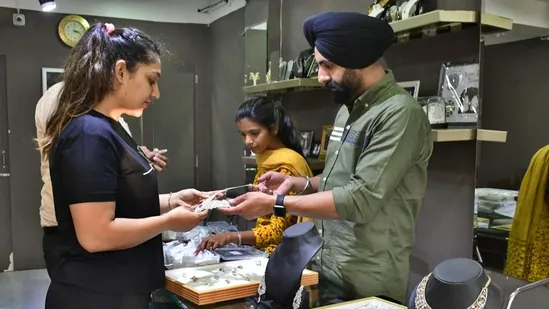 Buying_jewellery_on_Diwali_1635906140683_1635906140869