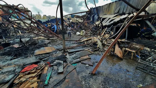 Massive-fire-broke-out-inside-a-scrapyard-at-Mankhurd----5_1636686400032_1636686417161