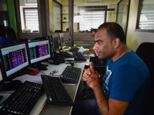 markets-market-stock-brokers-stock-broker-trader-bse-loss-1608699370-93632620