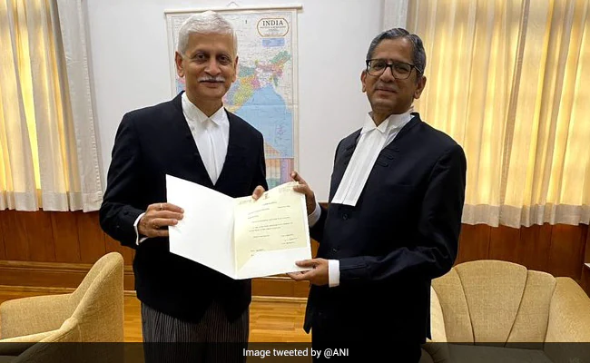 8366b4qk_cji-nv-ramana-with-justice-uu-lalit_625x300_04_August_22