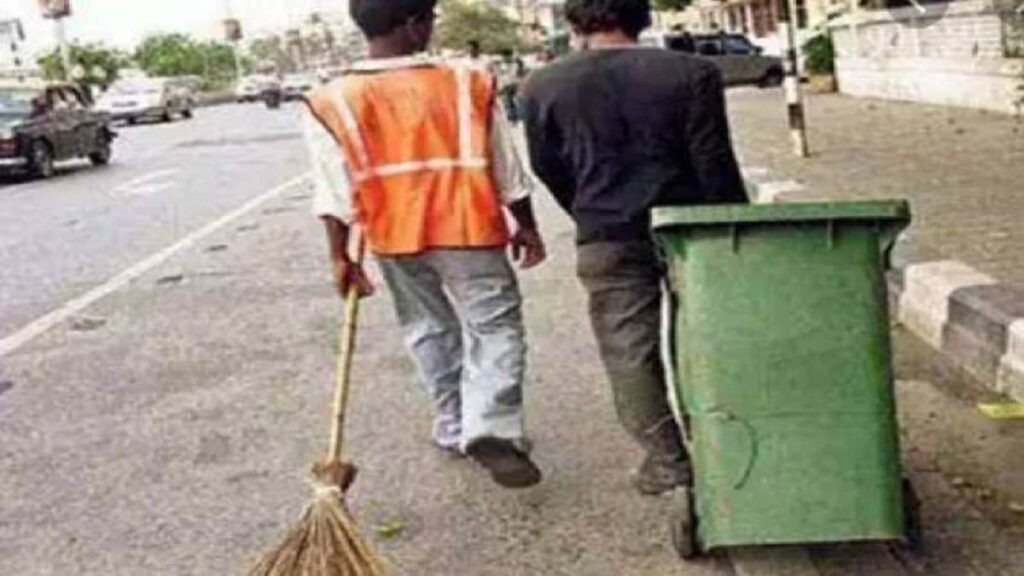 30_10_2022-cleaning_worker_23172088