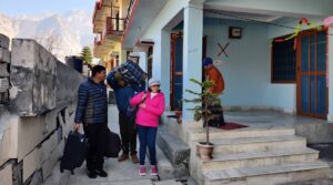 Families-move-to-shelters-in-Joshimath.-Avaneesh-Mishra