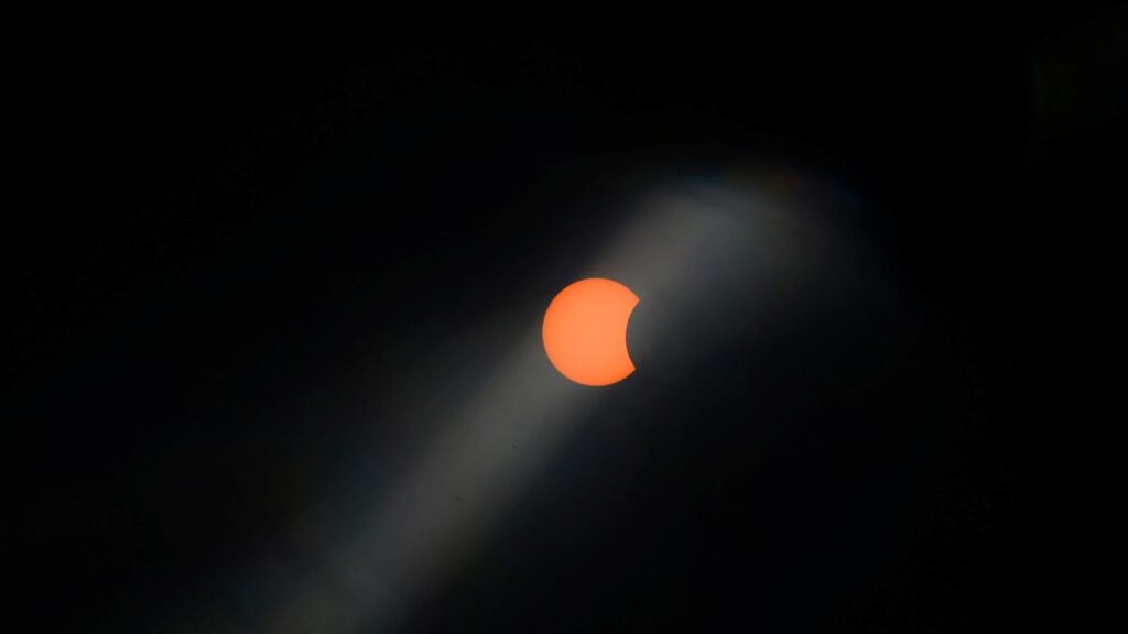 2023-04-20T055327Z_514378779_RC25I0AO7436_RTRMADP_3_SOLAR-ECLIPSE-INDONESIA
