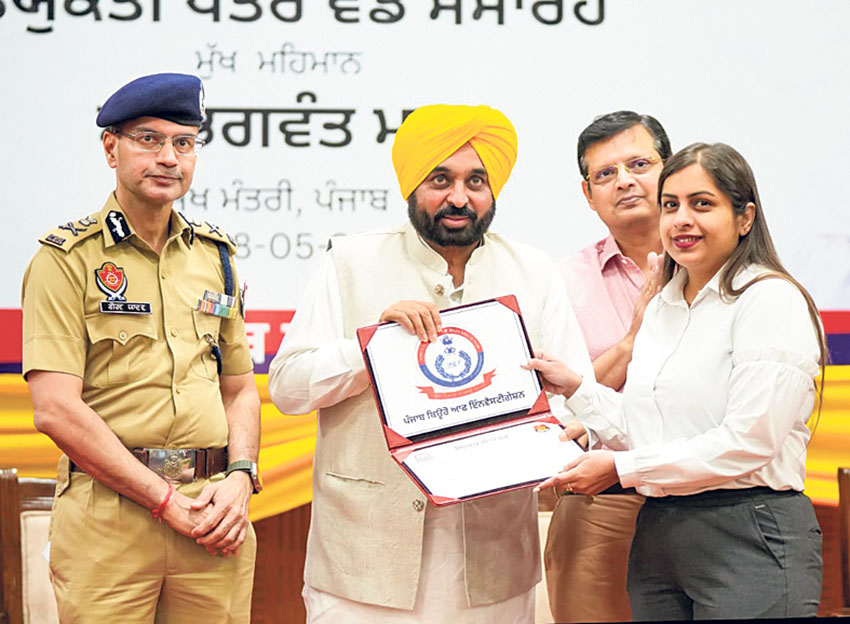 ਨੌਜਵਾਨਾਂ ਨੂੰ ਨਿਯੁਕਤੀ ਪੱਤਰ ਦਿੰਦੇ ਹੋਏ ਮੁੱਖ ਮੰਤਰੀ ਭਗਵੰਤ ਮਾਨ।