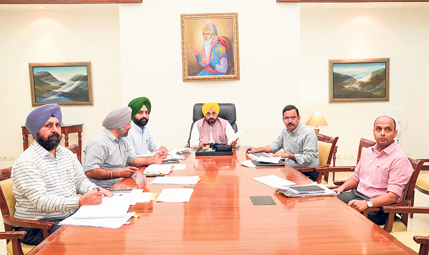 ਚੰਡੀਗੜ੍ਹ ਵਿੱਚ ਟਰਾਂਸਪੋਰਟ ਵਿਭਾਗ ਦੇ ਅਧਿਕਾਰੀਆਂ ਨਾਲ ਮੀਟਿੰਗ ਕਰਦੇ ਹੋਏ ਮੁੱਖ ਮੰਤਰੀ ਭਗਵੰਤ ਮਾਨ