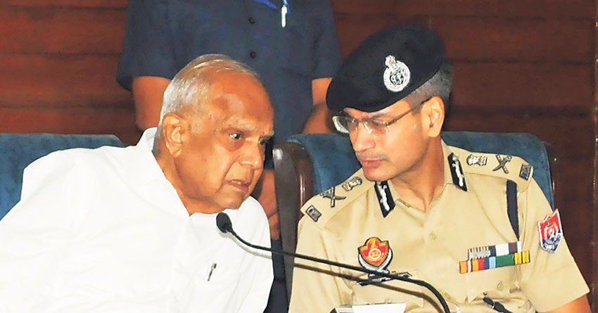 ਅੰਮ੍ਰਿਤਸਰ ਵਿਚ ਪ੍ਰੋਗਰਾਮ ਦੌਰਾਨ ਡੀਜੀਪੀ ਗੌਰਵ ਯਾਦਵ ਨਾਲ ਕੋਈ ਨੁਕਤਾ ਸਾਂਝਾ ਕਰਦੇ ਹੋਏ ਰਾਜਪਾਲ ਬਨਵਾਰੀ ਲਾਲ ਪੁਰੋਹਿਤ