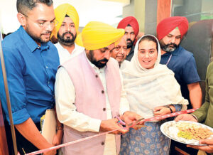 ਨਵੀਨੀਕਰਨ ਤੋਂ ਬਾਅਦ ਬਾਬਾ ਬੰਦਾ ਸਿੰਘ ਬਹਾਦਰ ਜ਼ਿਲ੍ਹਾ ਲਾਇਬ੍ਰੇਰੀ ਦਾ ਰਸਮੀ ਉਦਘਾਟਨ ਕਰਦੇ ਹੋਏ ਮੁੱਖ ਮੰਤਰੀ ਭਗਵੰਤ ਮਾਨ