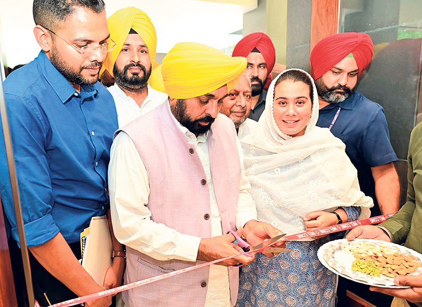 ਨਵੀਨੀਕਰਨ ਤੋਂ ਬਾਅਦ ਬਾਬਾ ਬੰਦਾ ਸਿੰਘ ਬਹਾਦਰ ਜ਼ਿਲ੍ਹਾ ਲਾਇਬ੍ਰੇਰੀ ਦਾ ਰਸਮੀ ਉਦਘਾਟਨ ਕਰਦੇ ਹੋਏ ਮੁੱਖ ਮੰਤਰੀ ਭਗਵੰਤ ਮਾਨ