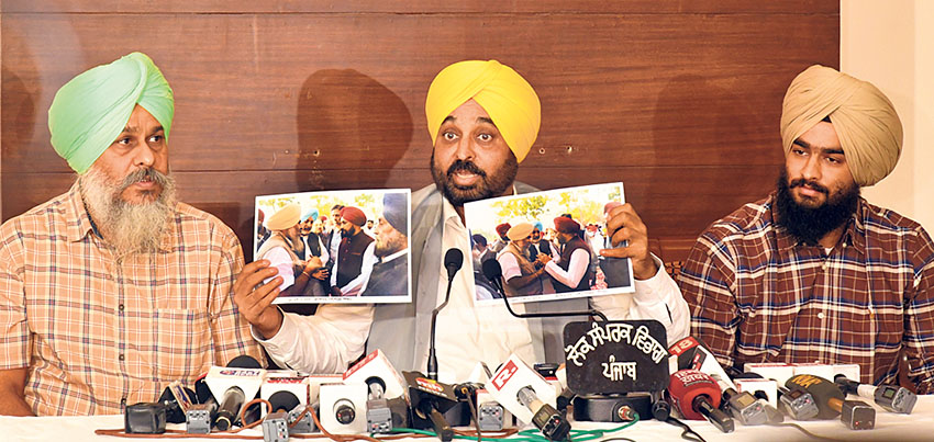 ਤਰਕਾਰਾਂ ਨੂੰ ਸੰਬੋਧਨ ਕਰਦੇ ਹੋਏ ਮੁੱਖ ਮੰਤਰੀ ਭਗਵੰਤ ਸਿੰਘ ਮਾਨ, ਰਣਜੀ ਖਿਡਾਰੀ ਜਸਇੰਦਰ (ਸੱਜੇ) ਤੇ ਉਸ ਦਾ ਪਿਤਾ