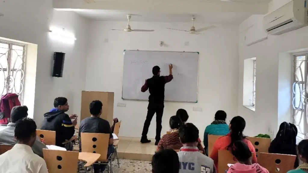 कोचिंग संस्थानों New Guidelines कोचिंग संस्थानों के मनमाने रवैये और देश में बढ़ रहे छात्रों के आत्महत्या के मामलों में कमी लाने के लिए सरकार नए गाइडलाइन लाई है। ये गाइडलाइन सभी कोचिंग संस्थानों पर लागू होगी। इन दिशानिर्देशों के अनुसार अब कोई भी कोचिंग संस्थान 16 साल से कम उम्र के छात्र का नामांकन अपने संस्थान में नहीं कर सकते।