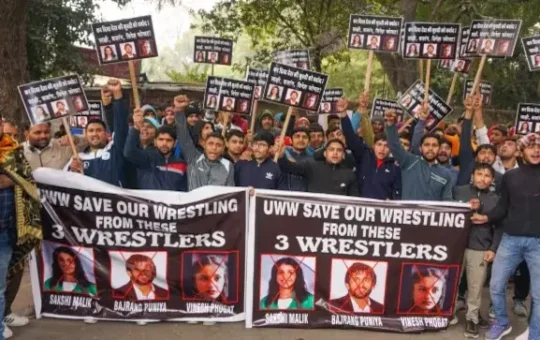 'They-have-spoilt-the-careers-of-lakhs':-Junior-wrestlers-protest-against-Bajrang-Punia,-Sakshi-Malik-and-Vinesh-Phogat