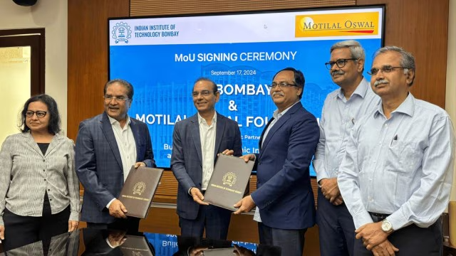 Mr.-Motilal-Oswal-Mr.-Raamdeo-Agrawal-and-Professor-Shireesh-Kedare-holding-the-MOU